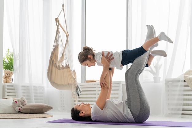 フルショットの女性と子供のトレーニング