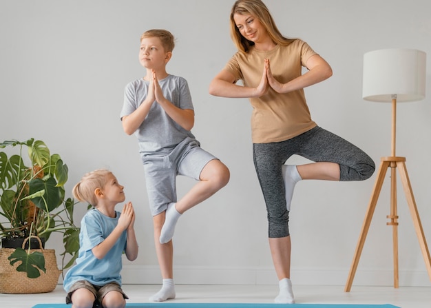 フルショットの女性と子供たちの運動