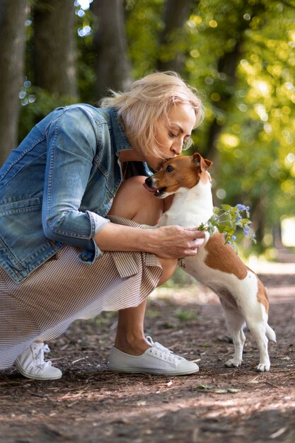 フルショットの女性のキス犬