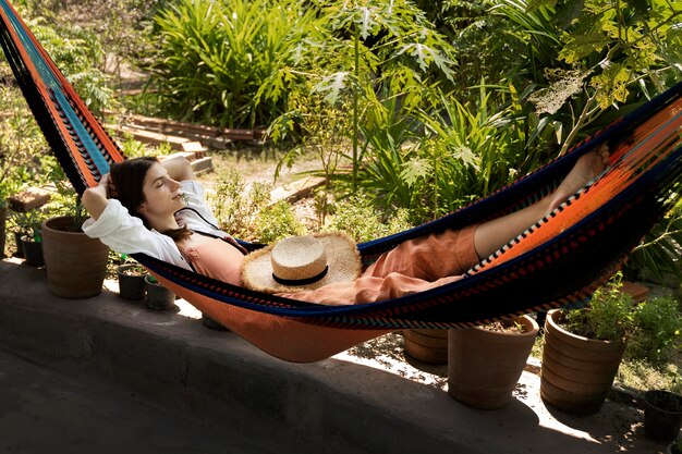 Полный снимок женщины, лежащей в гамаке