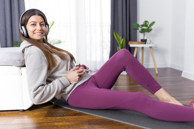 マットの上に横たわるフルショットの女性