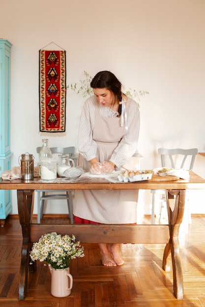 Foto gratuita una donna che vive in una fattoria.