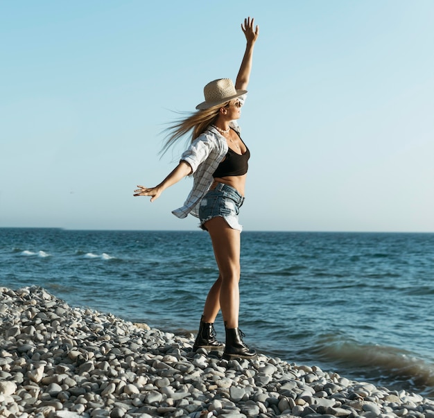 海を見ているフルショットの女性