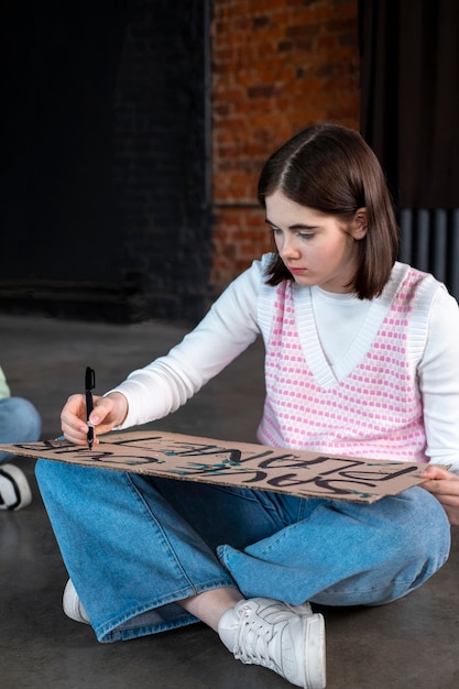 Foto gratuita donna del colpo pieno che fa striscione