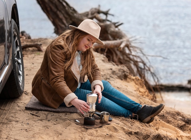 コーヒーを作るフルショットの女性