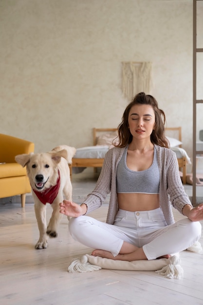 Free photo full shot woman meditating on floor