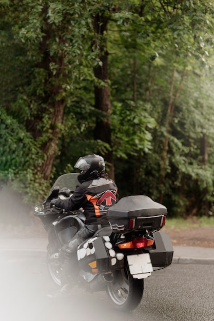 Free photo full shot woman on motorcycle