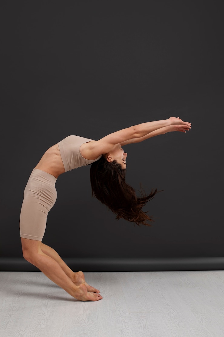 Free Photo full shot woman performing