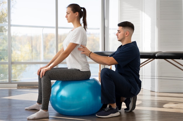 Foto gratuita riabilitazione fisica donna a tutto campo