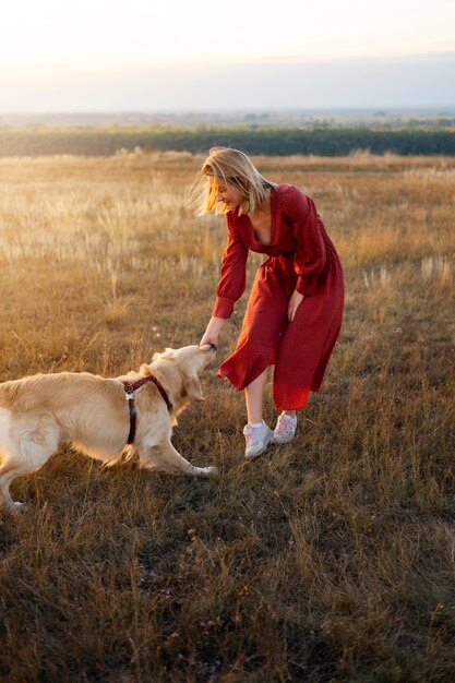 犬と遊ぶフルショットの女性