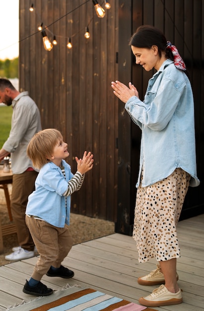 子供と遊ぶフルショットの女性