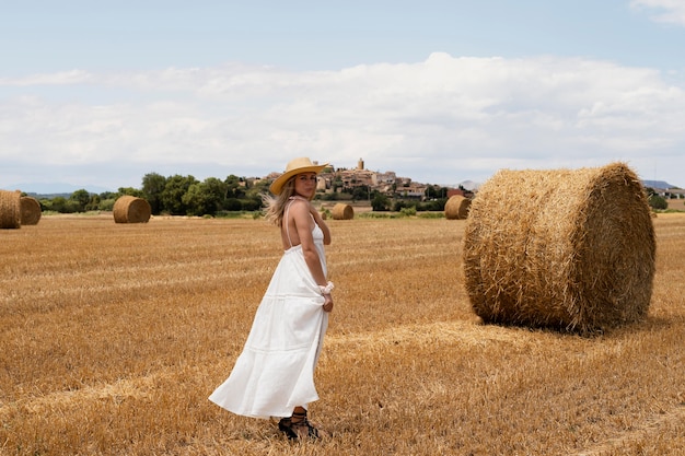 Free photo full shot woman posing at countryside