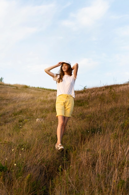 Foto gratuita donna della foto a figura intera che posa in natura