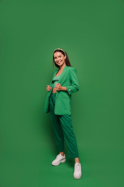 Free photo full shot woman posing with green outfit