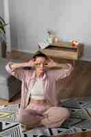 Бесплатное фото Полный снимок женщины, практикующей лицевую йогу