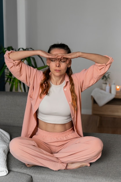 Полный снимок женщины, практикующей лицевую йогу