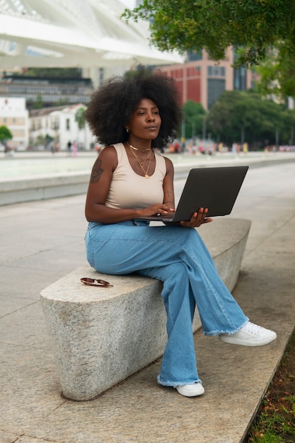 Free photo full shot woman reading on laptop