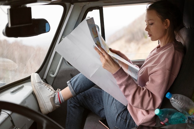 フルショットの女性の読書マップ