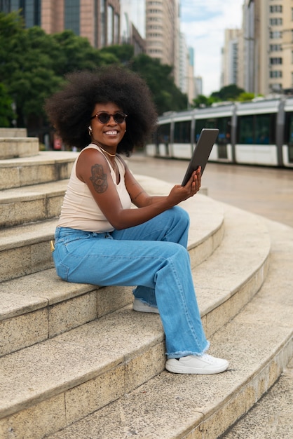 Бесплатное фото Полный выстрел женщина читает на планшете