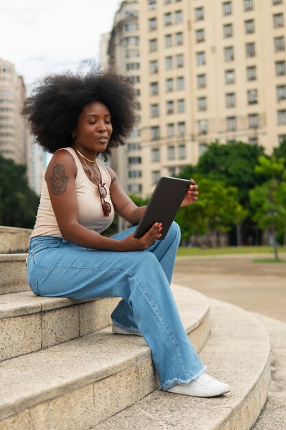 タブレットで読んでいるフルショットの女性