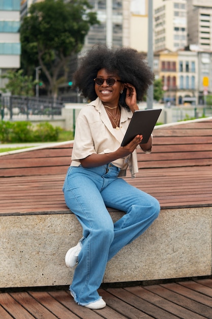 Foto gratuita lettura della donna del colpo pieno sulla compressa