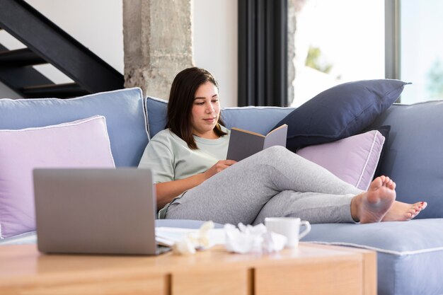 Full shot woman reading