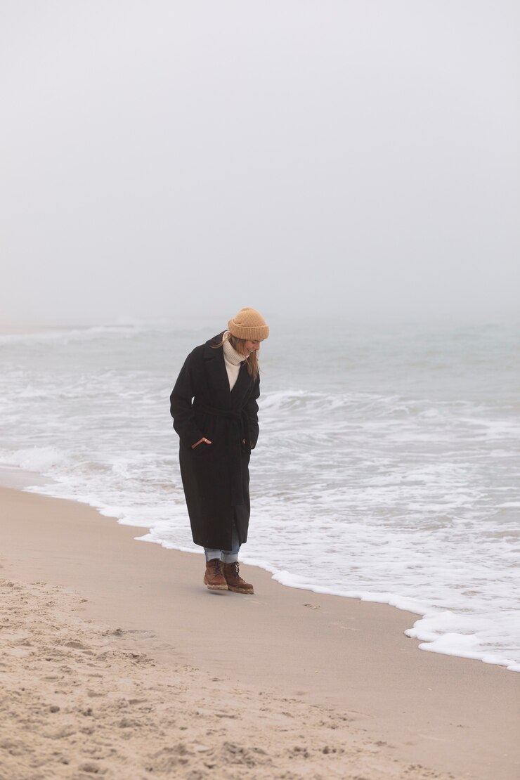 무료 Photo 해변에서 휴식 전체 샷된 여자