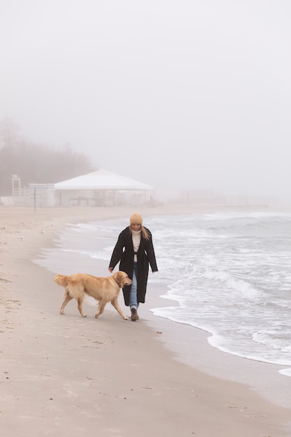 Foto gratuita donna del colpo pieno che si rilassa al mare