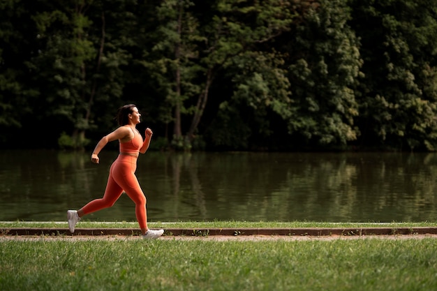 Foto gratuita donna a tutto campo che corre all'aperto