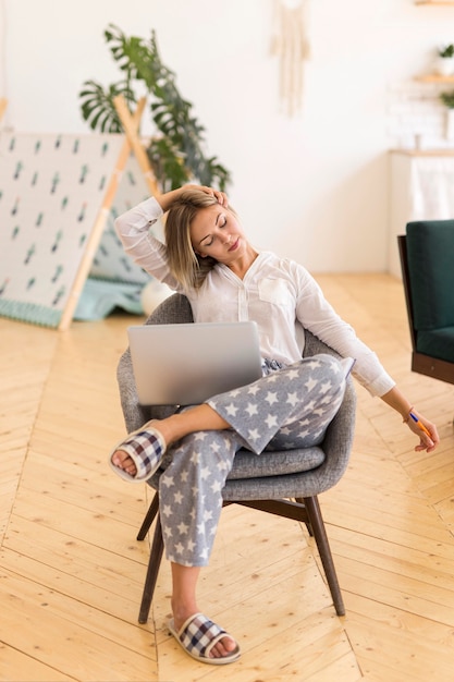 Free photo full shot woman sitting on chair