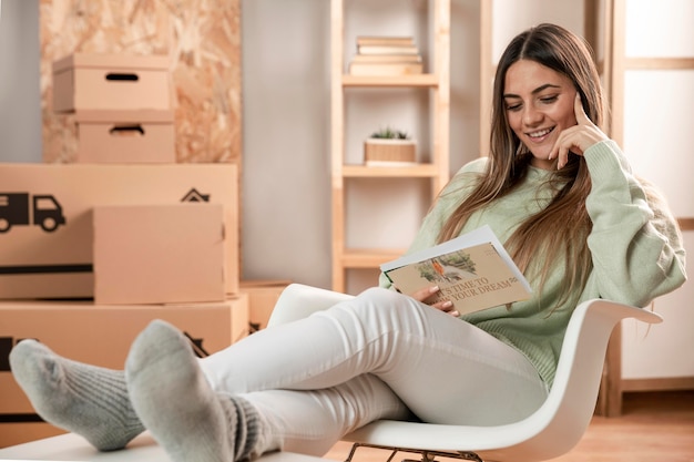 Free photo full shot woman sitting on chair