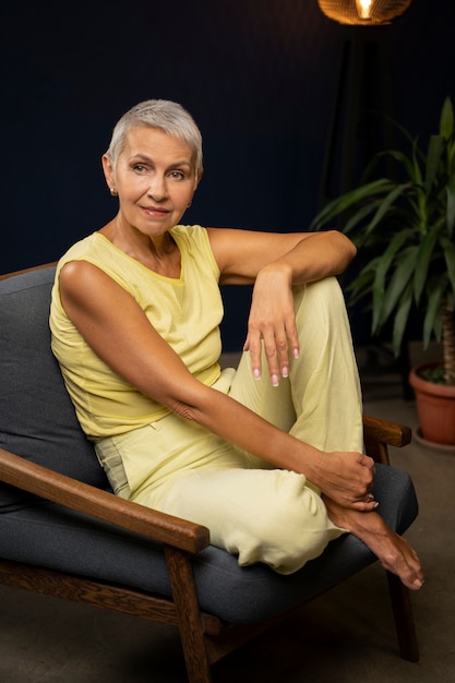 Free photo full shot woman sitting on chair