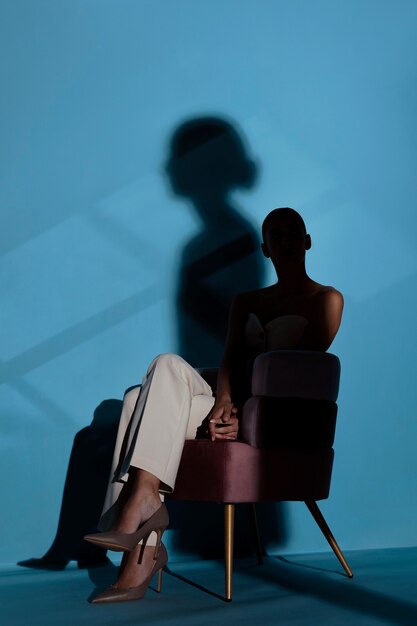 Donna della foto a figura intera che si siede sulla sedia
