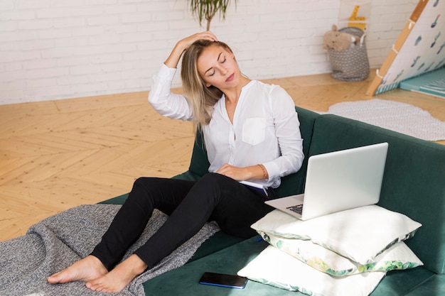 Free photo full shot woman sitting on couch