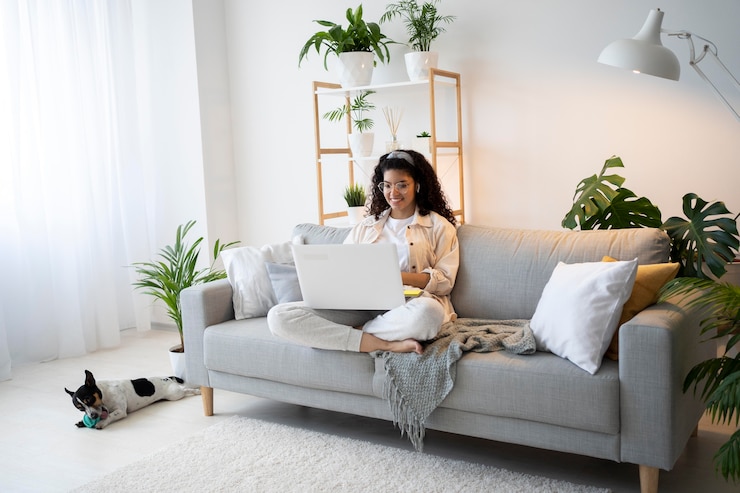 मुफ़्त फोटो full shot woman sitting on couch