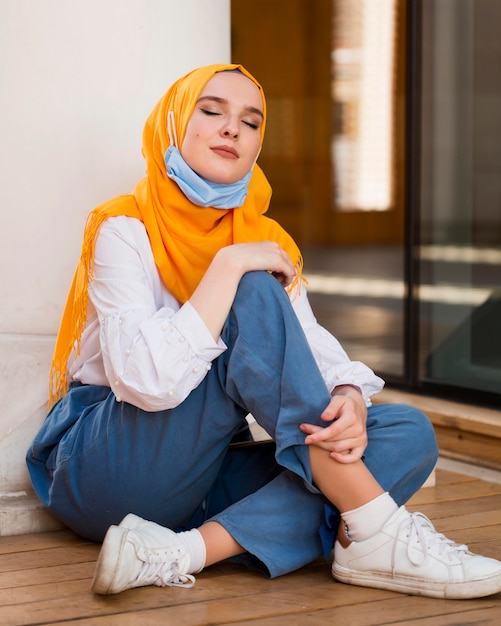 Free photo full shot woman sitting on floor