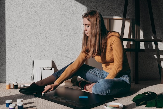 Foto gratuita donna piena del colpo che si siede sul pavimento