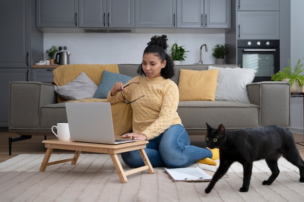 Free photo full shot woman sitting on floor