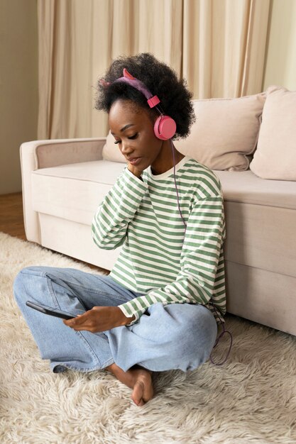 Full shot woman sitting on floor