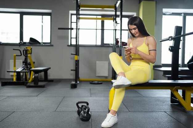 Full shot woman sitting at gym