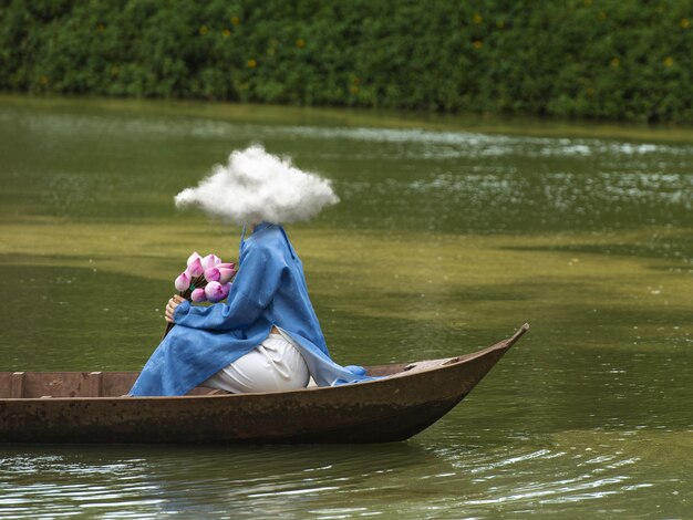 Бесплатное фото Полный выстрел женщина, сидящая в лодке
