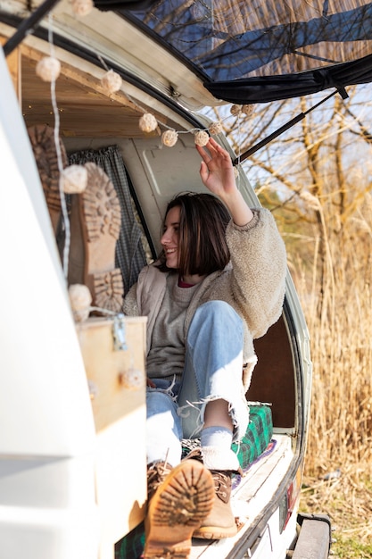 Полный снимок женщина, сидящая в фургоне
