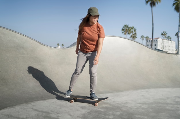 Foto gratuita donna a tutto campo su skateboard