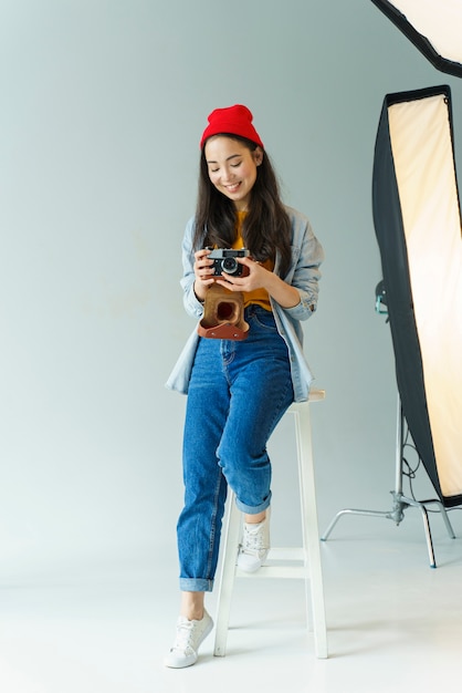 Foto gratuita sorridere della donna della foto a figura intera