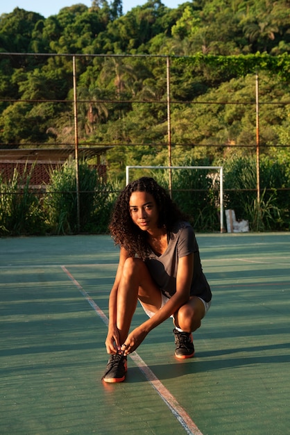 Donna a tutto campo sul campo di calcio