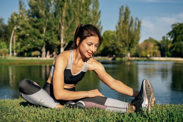 Foto gratuita donna piena del colpo che allunga le sue gambe