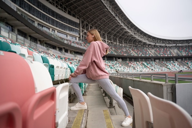 外に伸びるフルショットの女性