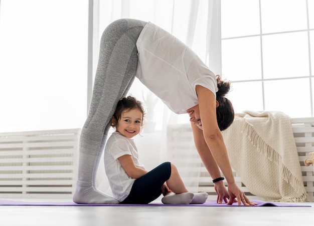 子供とストレッチフルショットの女性