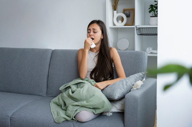 Foto gratuita donna a tutto campo che soffre di allergia