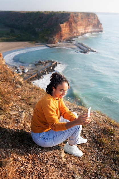 Foto gratuita donna della foto a figura intera che prende le foto